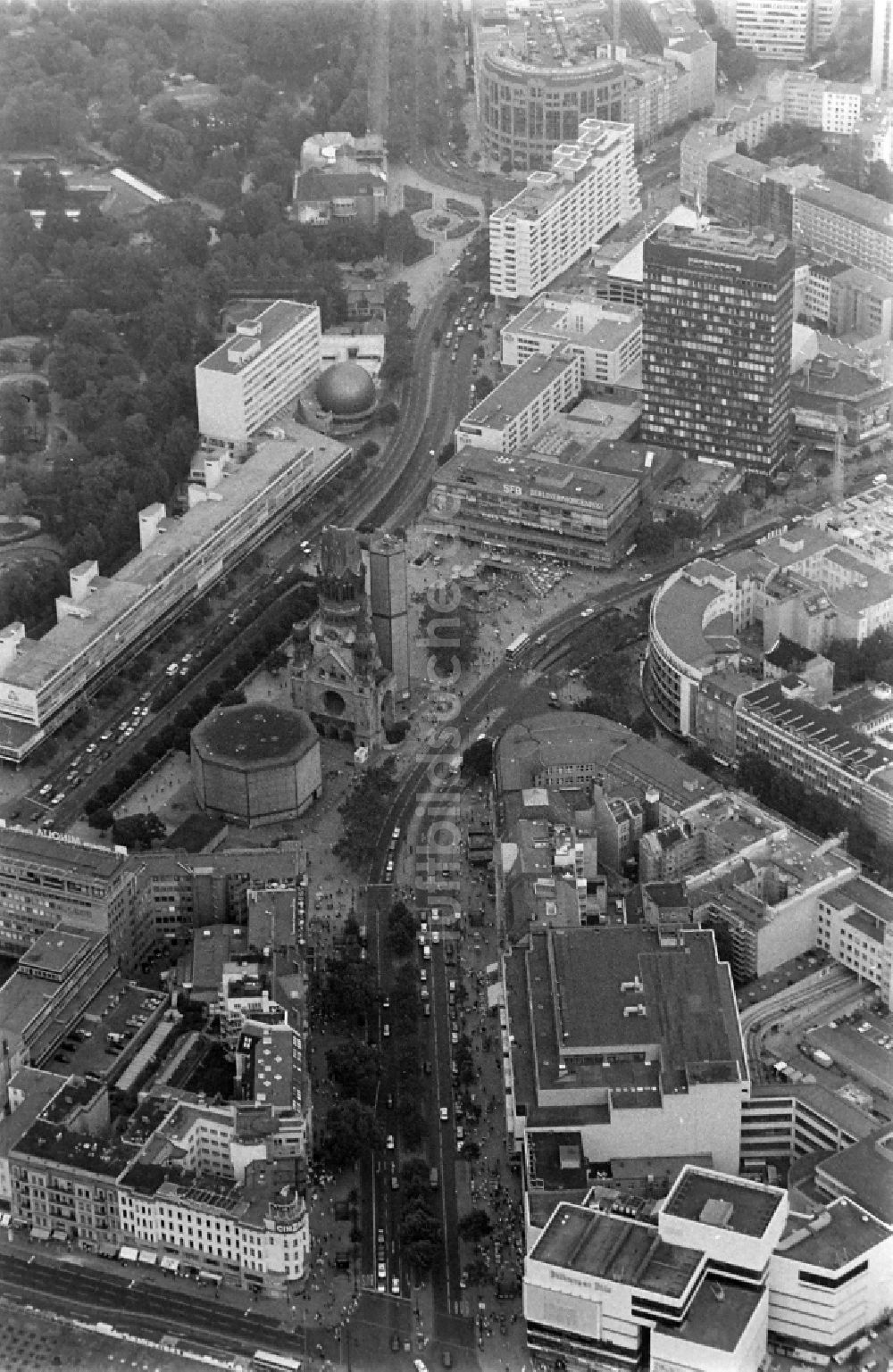 Luftbild Berlin - Kaiser-Wilhelm-Gedächtniskirche auf dem Breitscheidplatz in Berlin-Charlottenburg