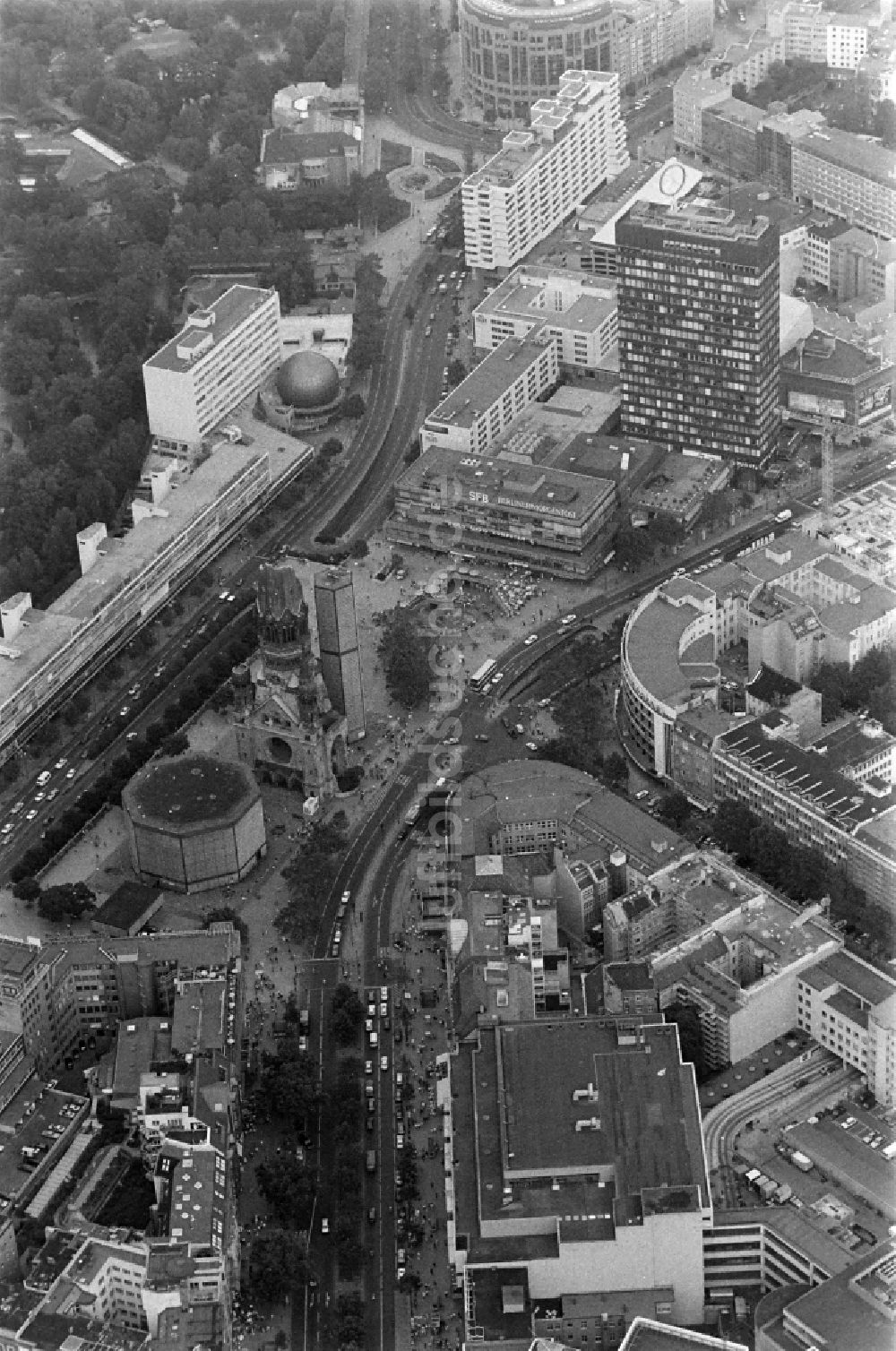 Berlin von oben - Kaiser-Wilhelm-Gedächtniskirche auf dem Breitscheidplatz in Berlin-Charlottenburg