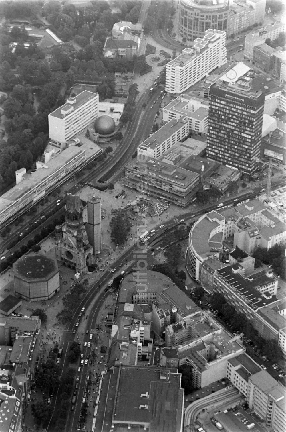 Luftbild Berlin - Kaiser-Wilhelm-Gedächtniskirche auf dem Breitscheidplatz in Berlin-Charlottenburg