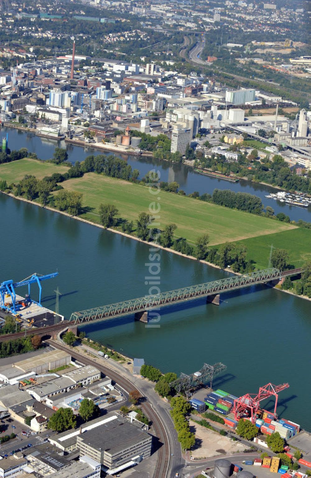 Mainz aus der Vogelperspektive: Kaiserbrücke über den Rhein in Mainz