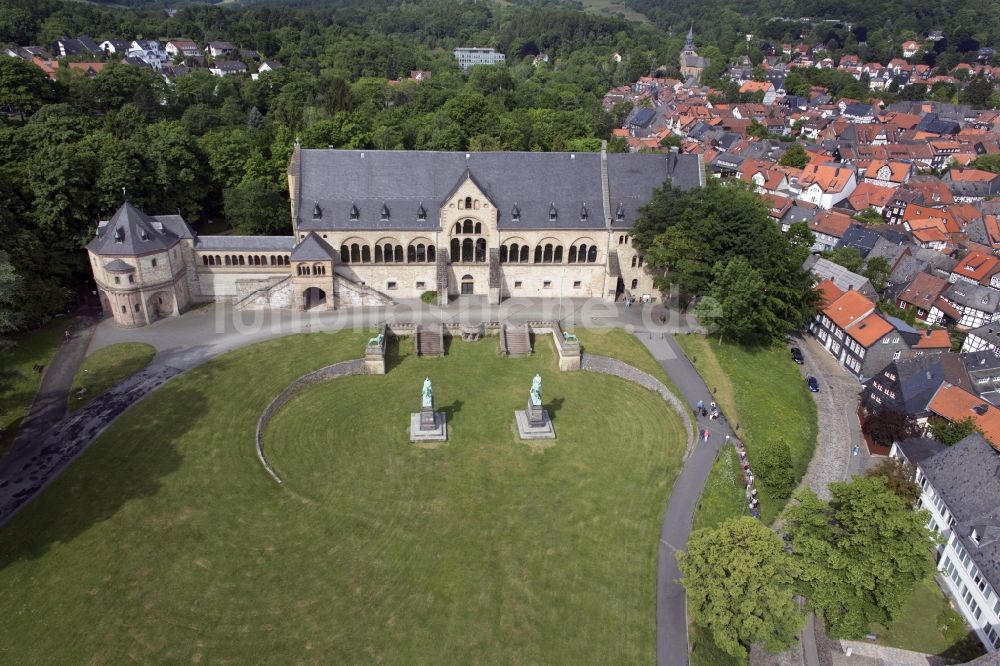 Goslar von oben - Kaiserpfalz in Goslar im Bundesland Niedersachsen, Deutschland