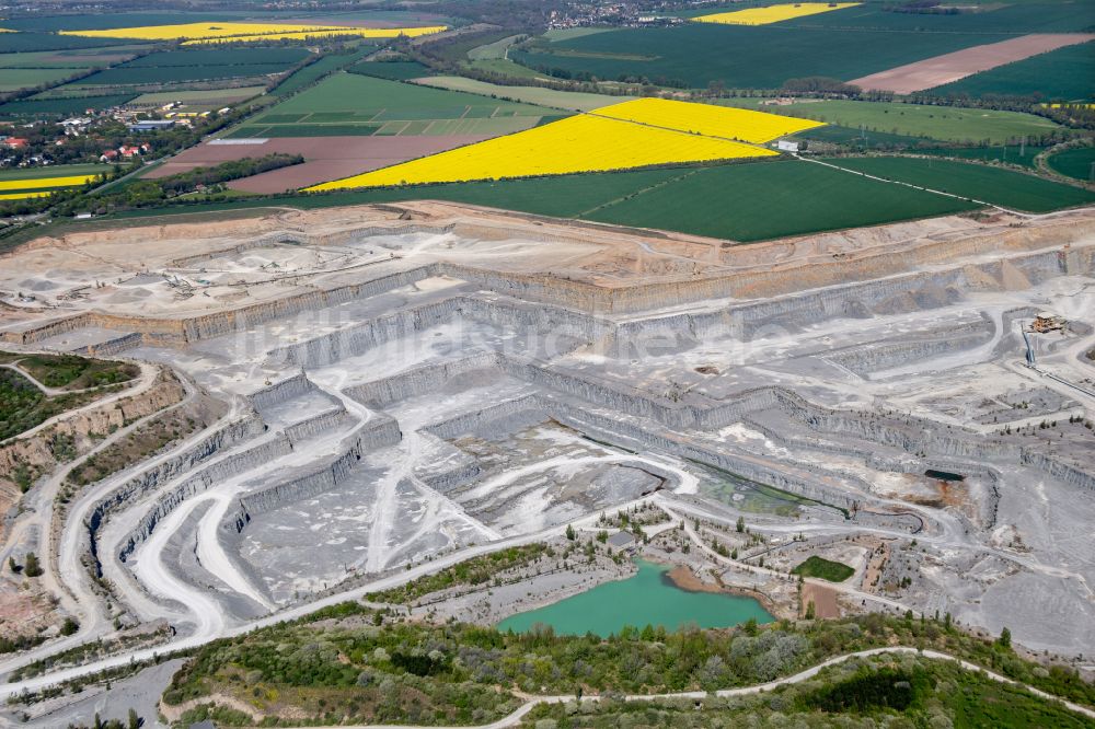 Luftbild Bernburg (Saale) - Kalkabbau im Gewerbe- und Industriegebiet in Bernburg (Saale) im Bundesland Sachsen-Anhalt