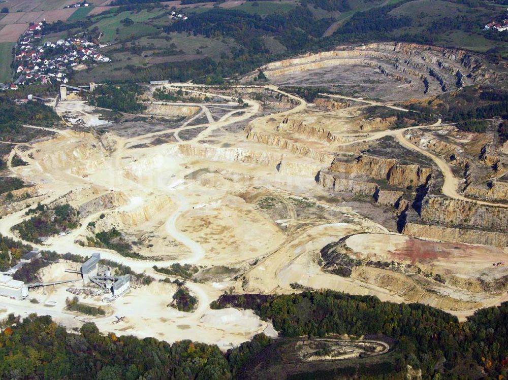 Brandlberg - Regensburg / Bayern aus der Vogelperspektive: Kalksteinbruches auf dem Brandlberg 08.10.2005