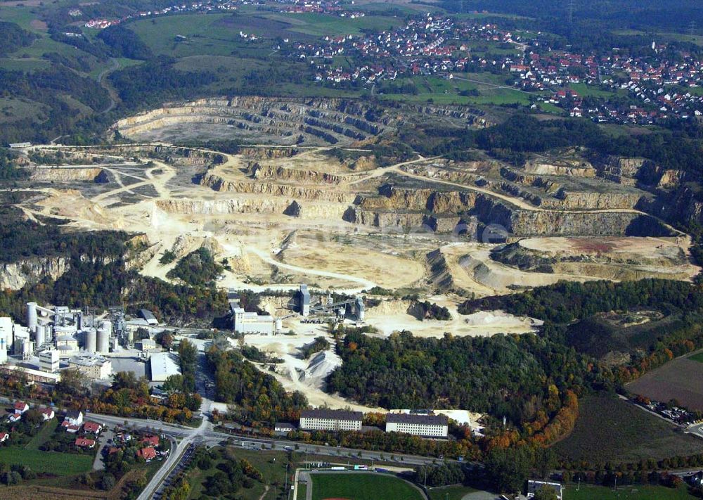 Brandlberg - Regensburg / Bayern aus der Vogelperspektive: Kalksteinbruches auf dem Brandlberg 08.10.2005