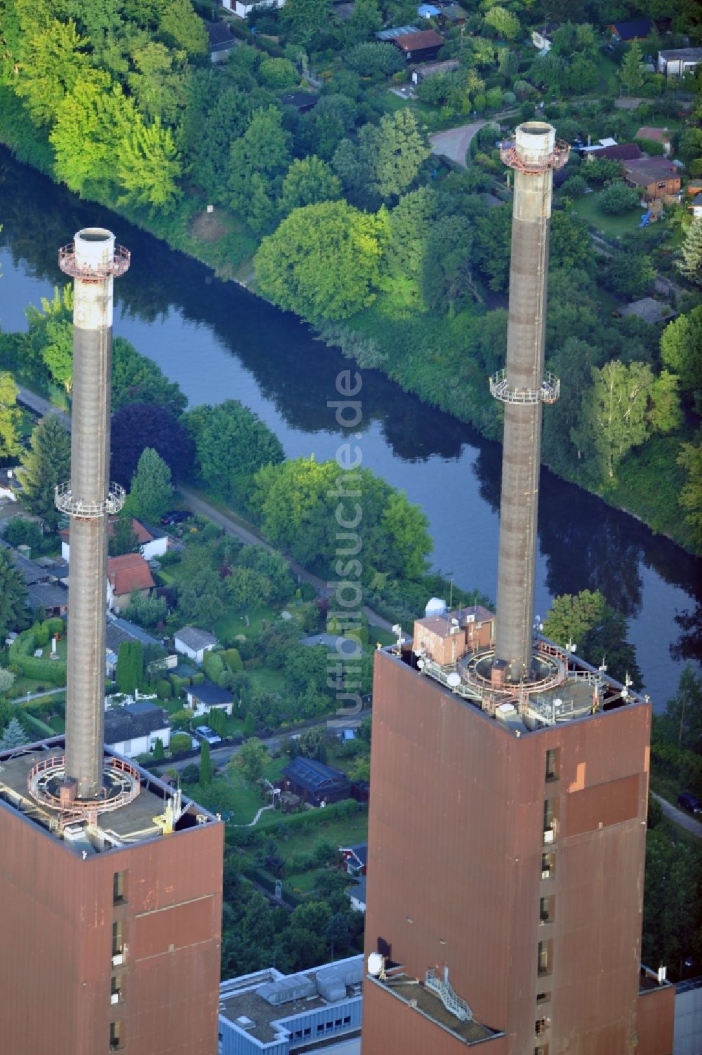 Luftaufnahme Berlin - Kamine des Heizkraftwerks Lichterfelde im Bezirk Steglitz-Zehlendorf in Berlin