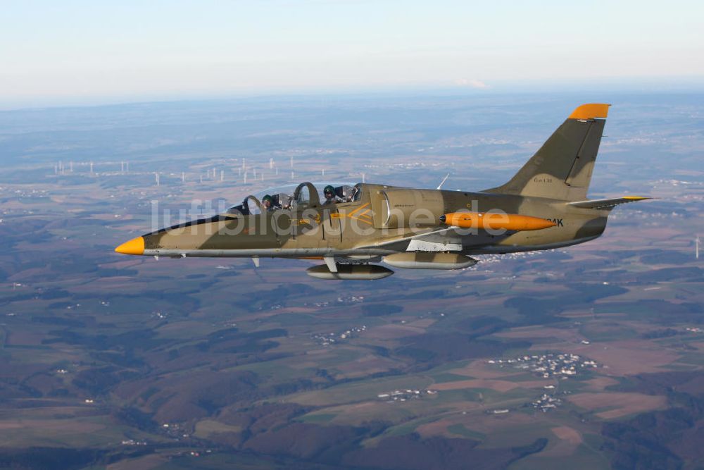 Bitburg aus der Vogelperspektive: Kampfjet Aero L-39 Albatros auf dem Flugplatz Bitburg