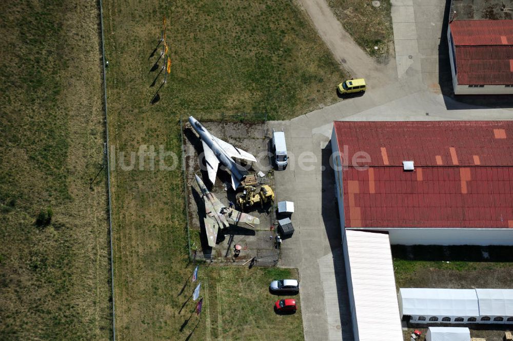 Luftbild 10.05.2011 - Kampfjet vom Typ Su-7 und MiG 23 auf dem Gelände des Gewerbezentrum Beelitz-Süd