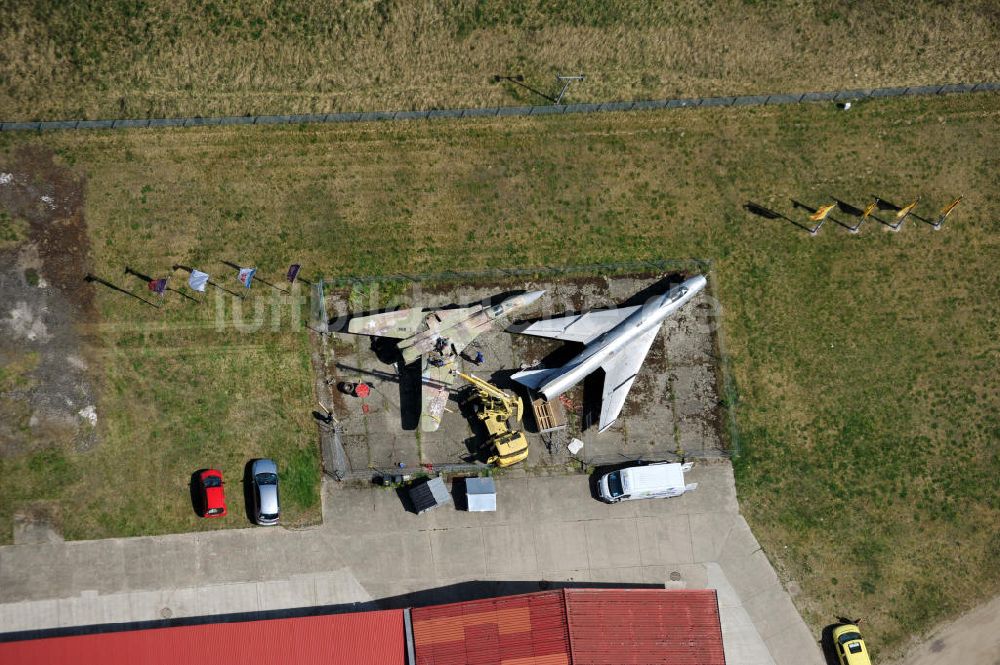 Luftaufnahme 10.05.2011 - Kampfjet vom Typ Su-7 und MiG 23 auf dem Gelände des Gewerbezentrum Beelitz-Süd