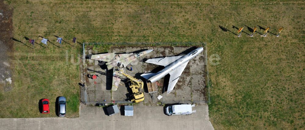 10.05.2011 aus der Vogelperspektive: Kampfjet vom Typ Su-7 und MiG 23 auf dem Gelände des Gewerbezentrum Beelitz-Süd