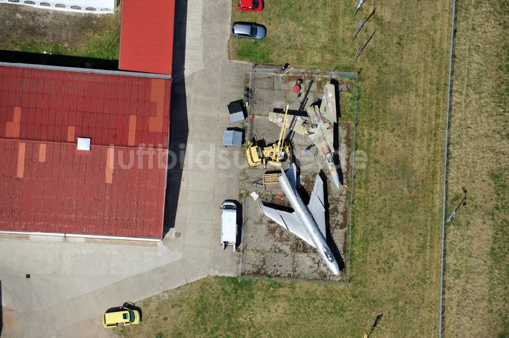 Luftbild 10.05.2011 - Kampfjet vom Typ Su-7 und MiG 23 auf dem Gelände des Gewerbezentrum Beelitz-Süd