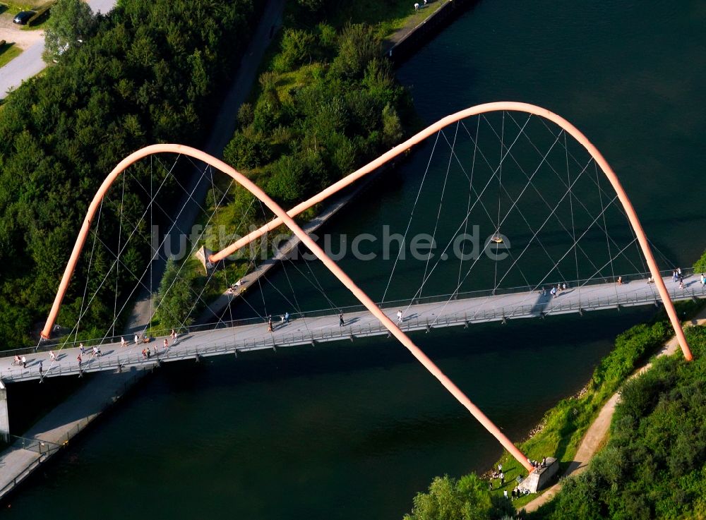 Gelsenkirchen von oben - Kanal - Brücke im Nordsternpark, einem Landschaftspark auf dem Gelände der ehemaligen Zeche Nordstern in Gelsenkirchen im Bundesland Nordrhein-Westfalen NRW