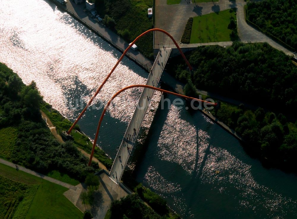 Gelsenkirchen aus der Vogelperspektive: Kanal - Brücke im Nordsternpark, einem Landschaftspark auf dem Gelände der ehemaligen Zeche Nordstern in Gelsenkirchen im Bundesland Nordrhein-Westfalen NRW