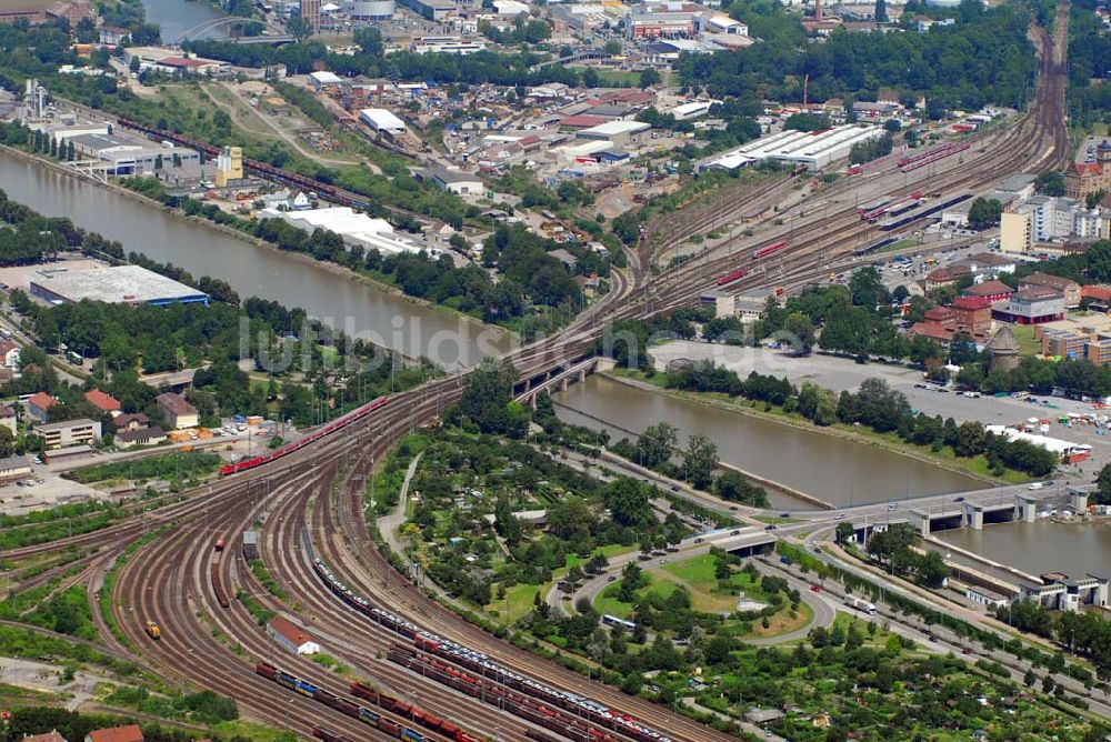 Heilbronn aus der Vogelperspektive: Kanalhafen Heilbronn mit der Eisenbahnbrücke und der Otto-Konz-Brücke