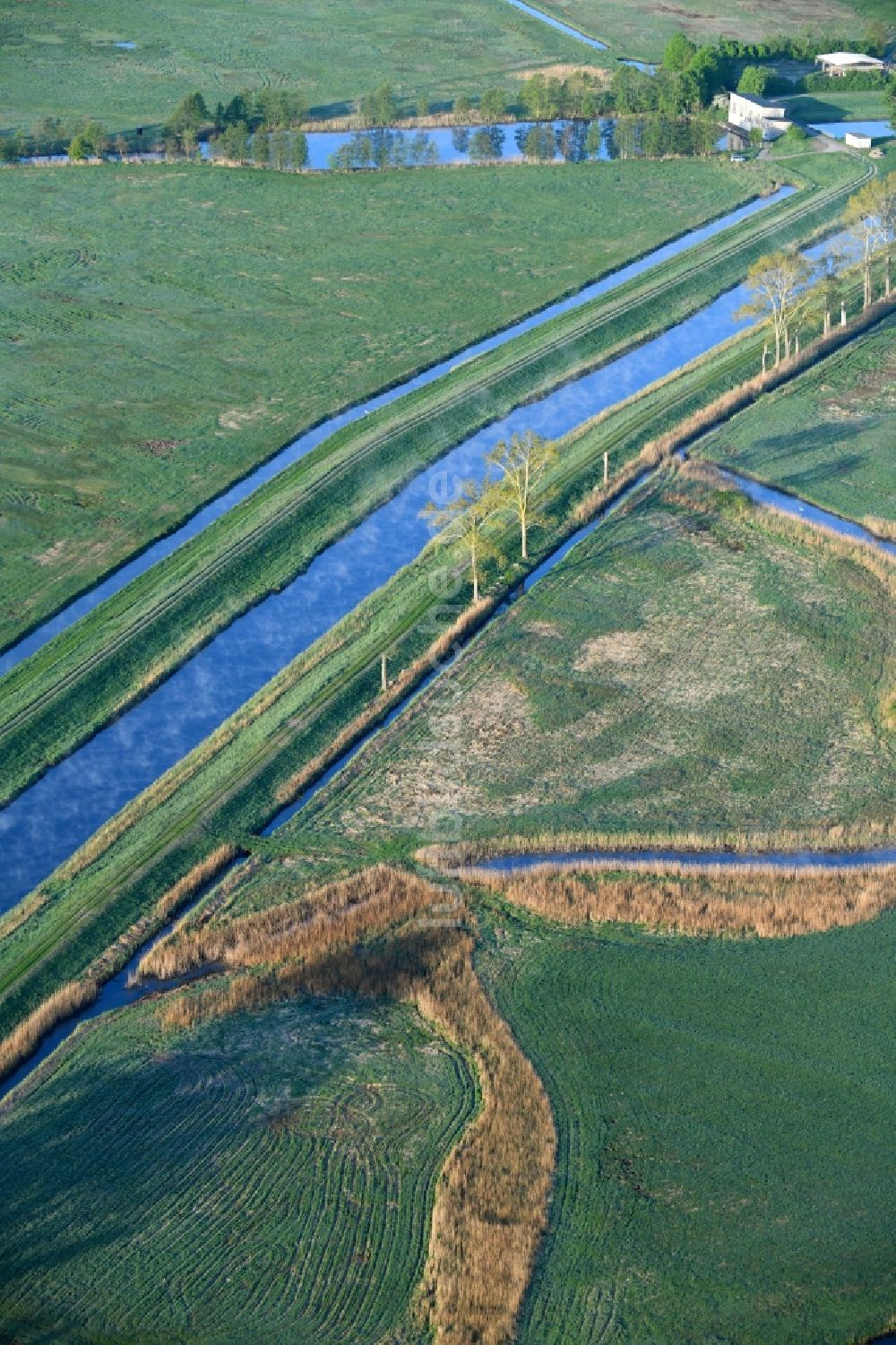 Luftaufnahme Dreetz - Kanalverlauf und Uferbereiche des Alten Rhinkanals in Dreetz im Bundesland Brandenburg, Deutschland