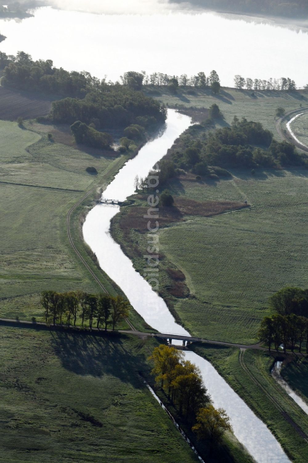 Dreetz von oben - Kanalverlauf und Uferbereiche des Alten Rhinkanals in Dreetz im Bundesland Brandenburg, Deutschland