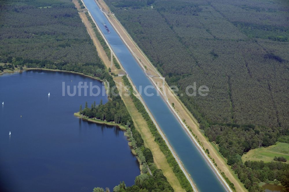 Isenbüttel von oben - Kanalverlauf und Uferbereiche des Elbe-Seitenkanal am Tankumsee in Isenbüttel im Bundesland Niedersachsen