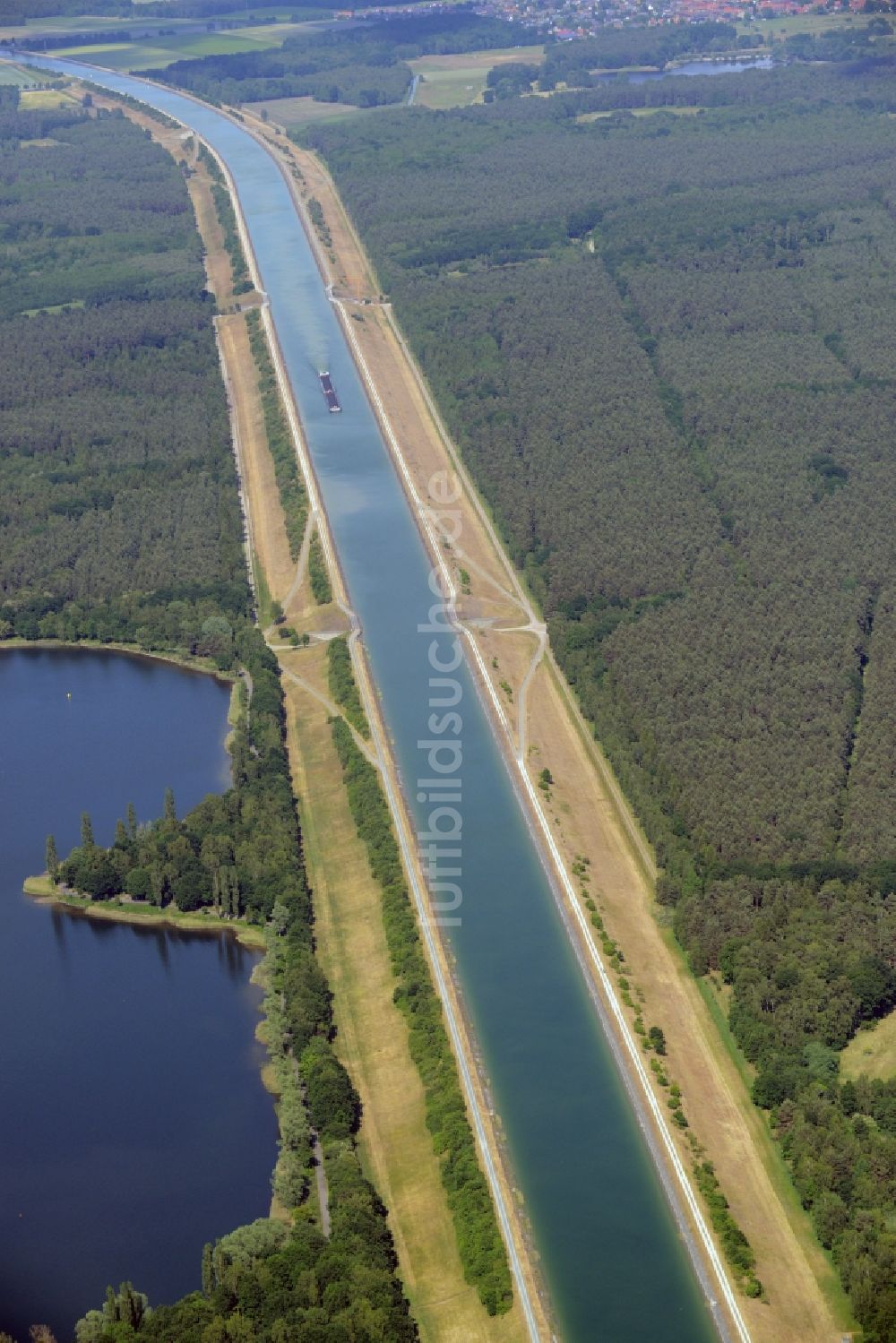 Isenbüttel aus der Vogelperspektive: Kanalverlauf und Uferbereiche des Elbe-Seitenkanal am Tankumsee in Isenbüttel im Bundesland Niedersachsen