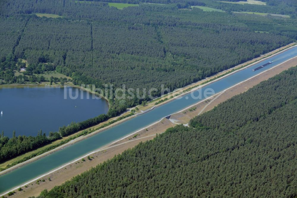 Luftaufnahme Isenbüttel - Kanalverlauf und Uferbereiche des Elbe-Seitenkanal am Tankumsee in Isenbüttel im Bundesland Niedersachsen