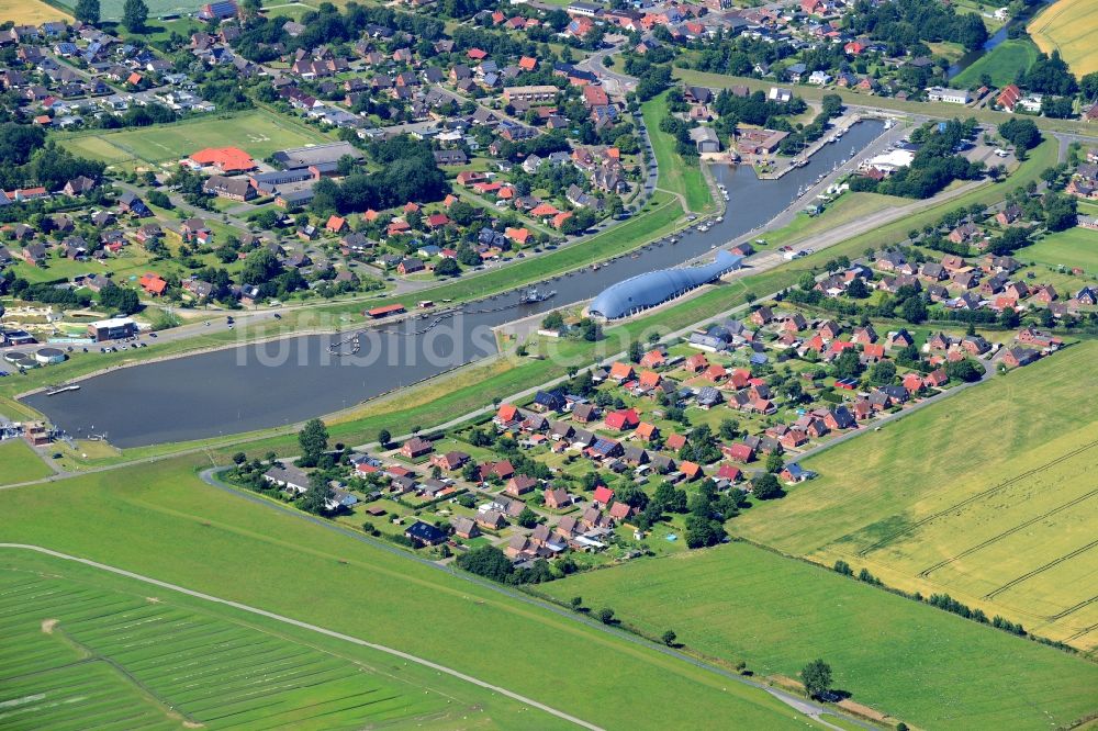 Luftbild Friedrichskoog - Kanalverlauf und Uferbereiche des Hafenstrom in Friedrichskoog im Bundesland Schleswig-Holstein