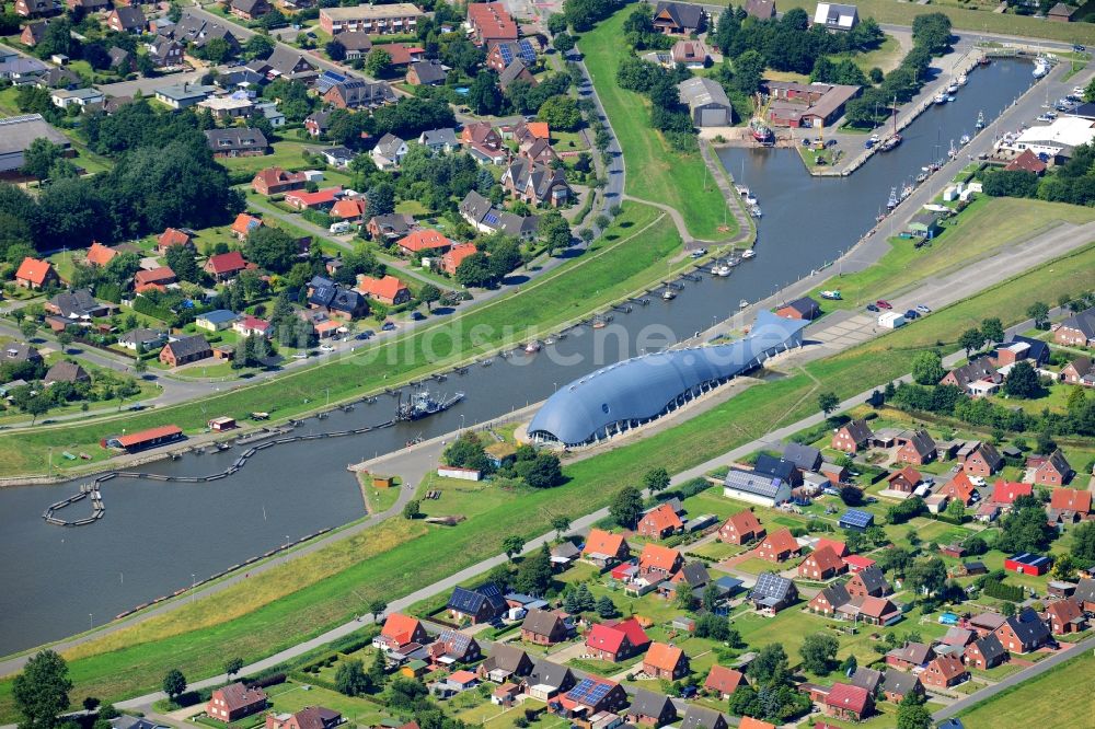 Luftaufnahme Friedrichskoog - Kanalverlauf und Uferbereiche des Hafenstrom in Friedrichskoog im Bundesland Schleswig-Holstein