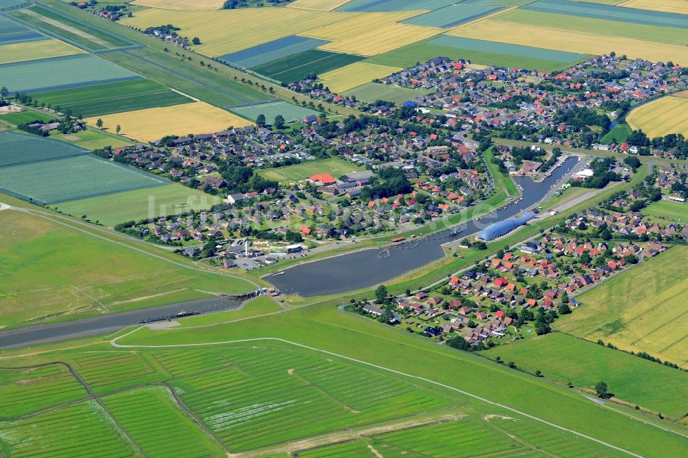 Friedrichskoog von oben - Kanalverlauf und Uferbereiche des Hafenstrom in Friedrichskoog im Bundesland Schleswig-Holstein