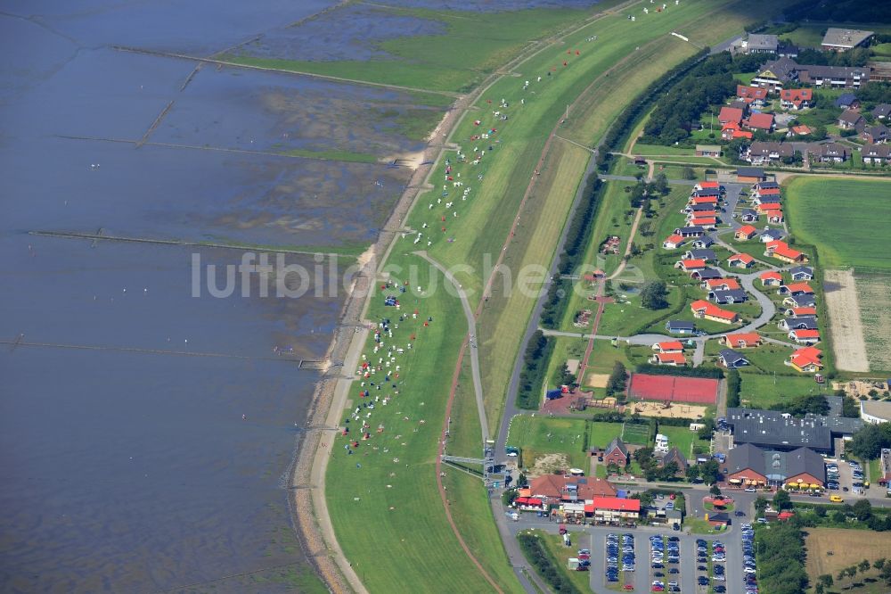 Friedrichskoog aus der Vogelperspektive: Kanalverlauf und Uferbereiche des Hafenstrom in Friedrichskoog im Bundesland Schleswig-Holstein