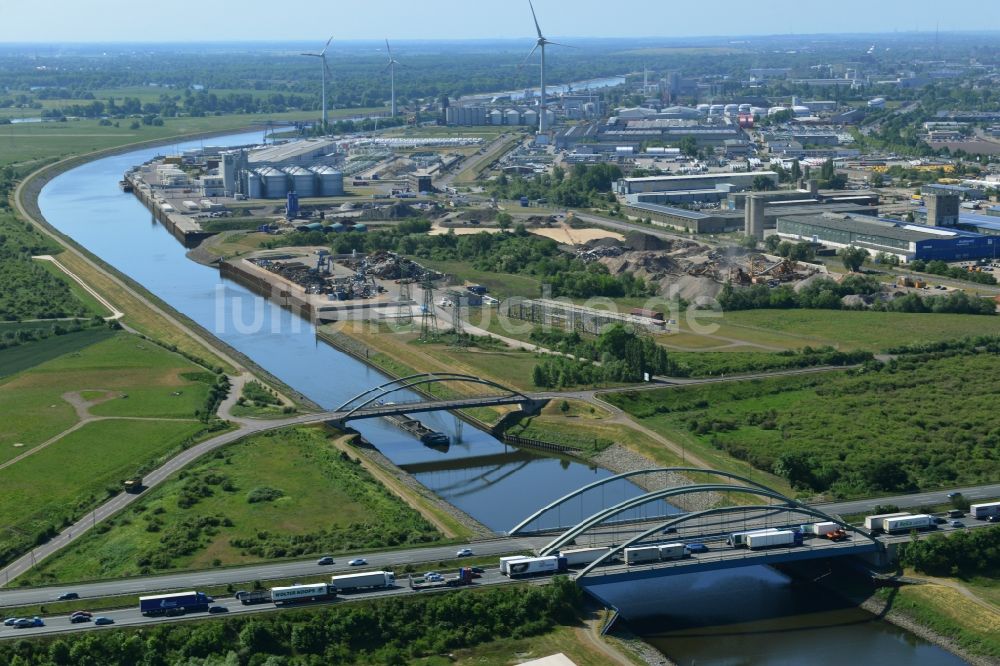 Magdeburg von oben - Kanalverlauf und Uferbereiche der Industriegebiete am Abstiegskanal Rothensee in Magdeburg im Bundesland Sachsen-Anhalt