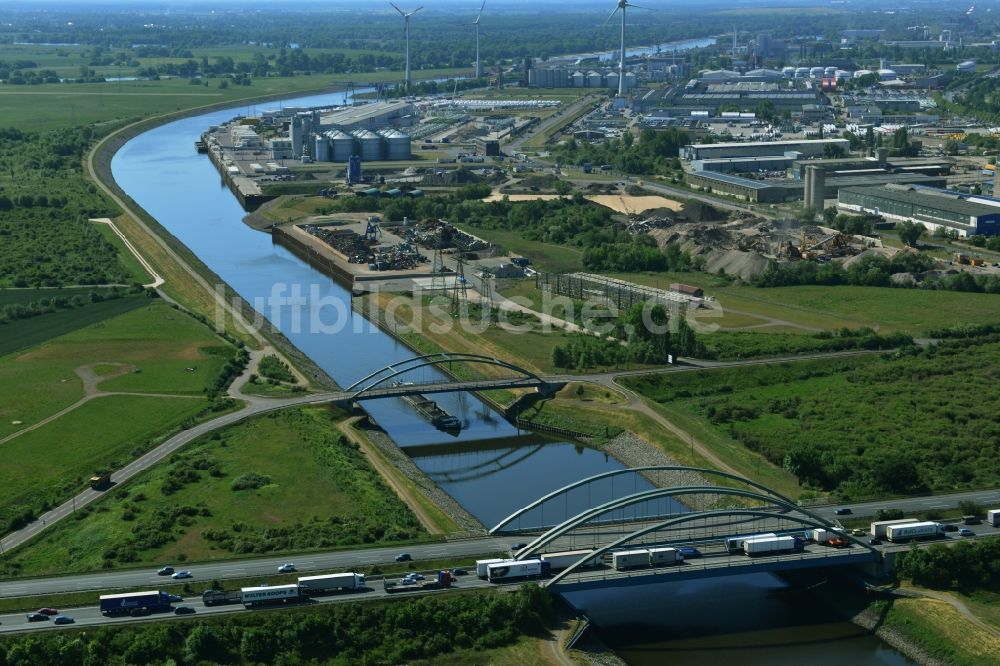 Magdeburg aus der Vogelperspektive: Kanalverlauf und Uferbereiche der Industriegebiete am Abstiegskanal Rothensee in Magdeburg im Bundesland Sachsen-Anhalt