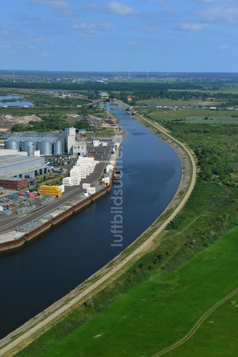 Luftaufnahme Magdeburg - Kanalverlauf und Uferbereiche der Industriegebiete am Abstiegskanal Rothensee in Magdeburg im Bundesland Sachsen-Anhalt