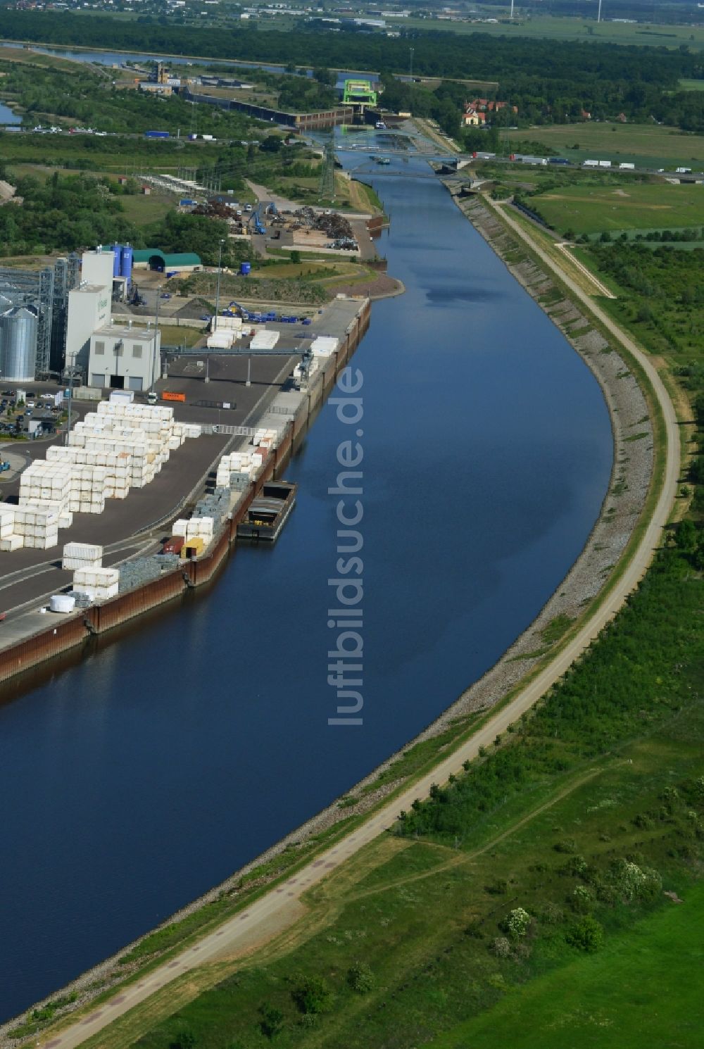 Magdeburg von oben - Kanalverlauf und Uferbereiche der Industriegebiete am Abstiegskanal Rothensee in Magdeburg im Bundesland Sachsen-Anhalt