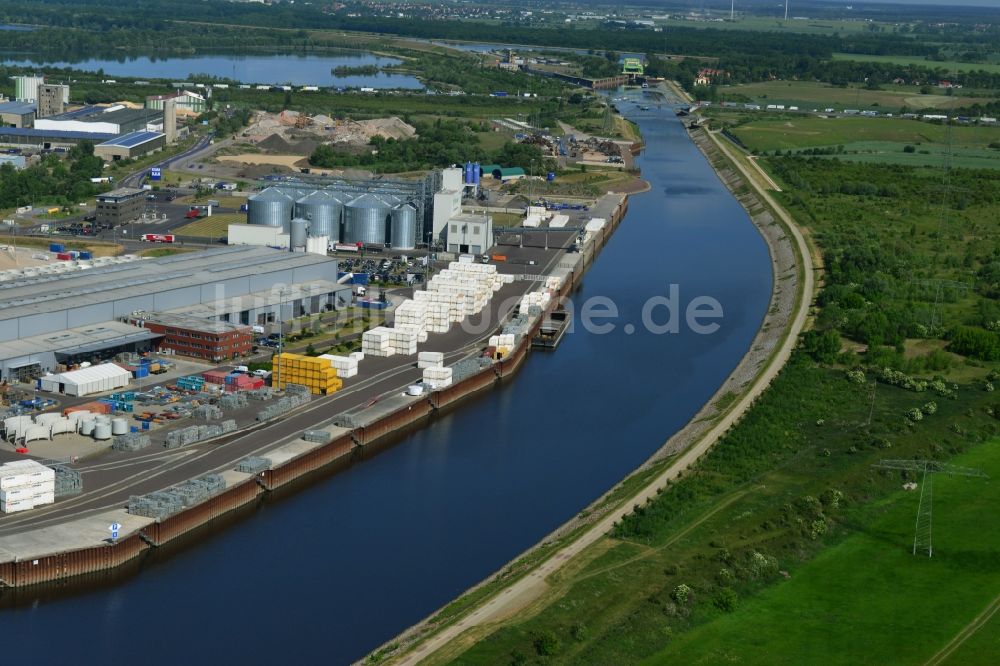 Magdeburg aus der Vogelperspektive: Kanalverlauf und Uferbereiche der Industriegebiete am Abstiegskanal Rothensee in Magdeburg im Bundesland Sachsen-Anhalt