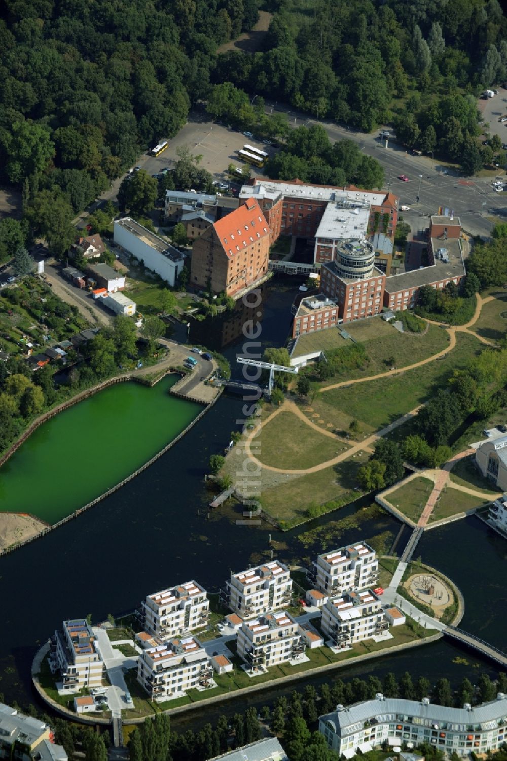 Berlin aus der Vogelperspektive: Kanalverlauf und Uferbereiche des Tegeler Fließ am Tegeler See in Reinickendorf in Berlin