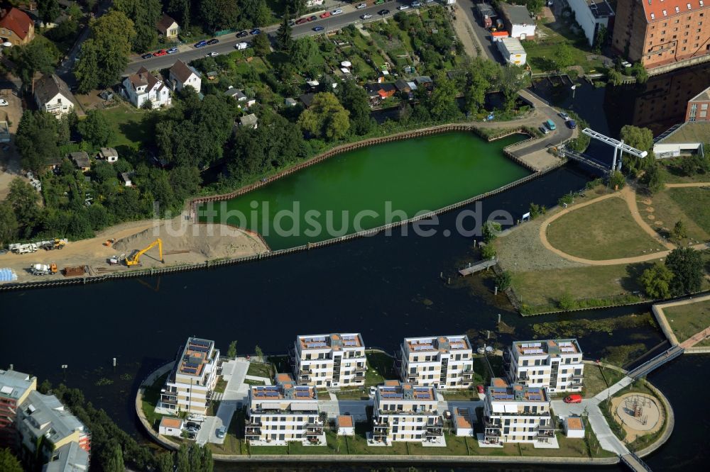 Luftbild Berlin - Kanalverlauf und Uferbereiche des Tegeler Fließ am Tegeler See in Reinickendorf in Berlin