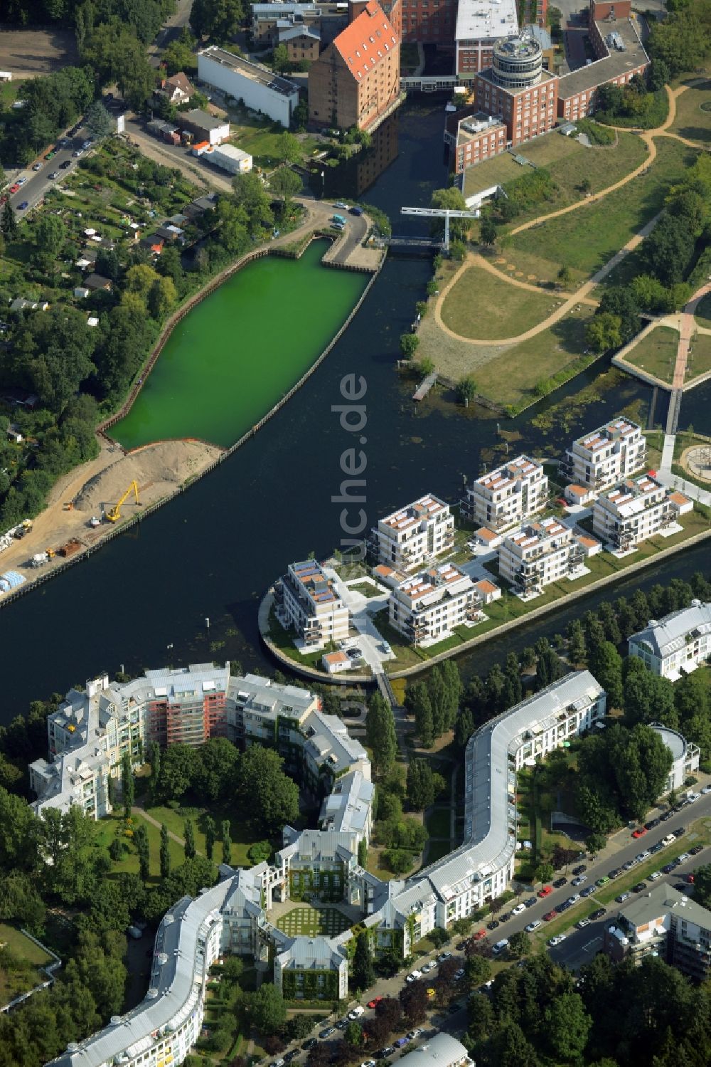 Luftaufnahme Berlin - Kanalverlauf und Uferbereiche des Tegeler Fließ am Tegeler See in Reinickendorf in Berlin