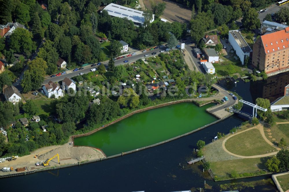 Berlin von oben - Kanalverlauf und Uferbereiche des Tegeler Fließ am Tegeler See in Reinickendorf in Berlin