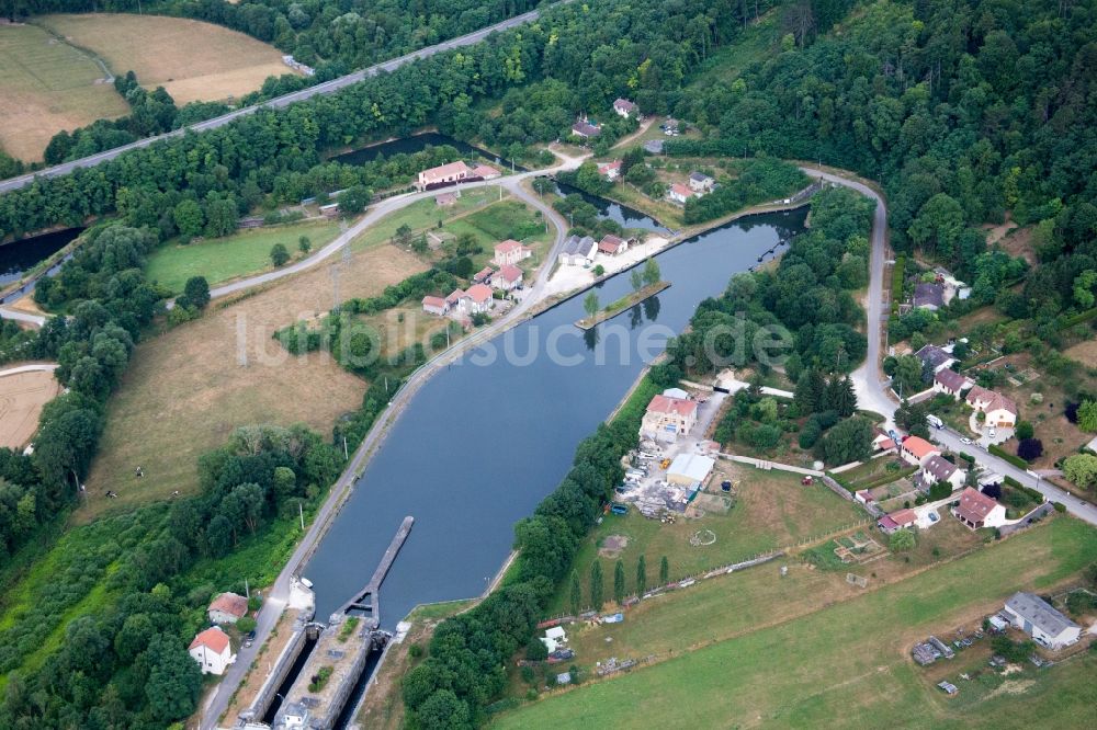 Luftbild Foug - Kanalverlauf und Uferbereiche des Tunnels der Wasserstraße der Binnenschiffahrt Rhein-Marne Kanal in Foug in Grand Est, Frankreich