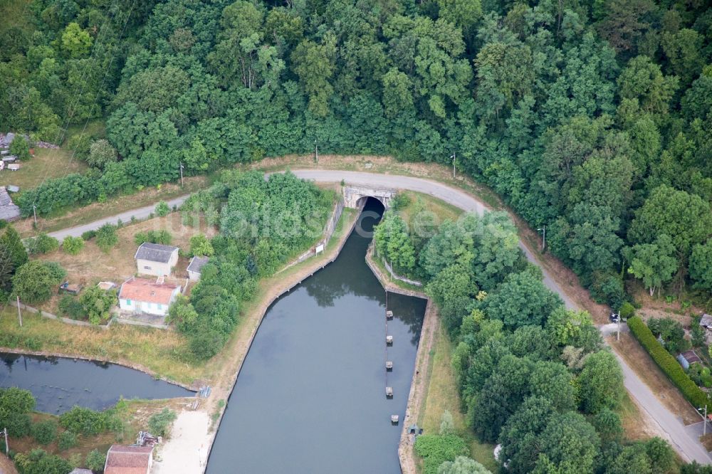 Luftaufnahme Foug - Kanalverlauf und Uferbereiche des Tunnels der Wasserstraße der Binnenschiffahrt Rhein-Marne Kanal in Foug in Grand Est, Frankreich