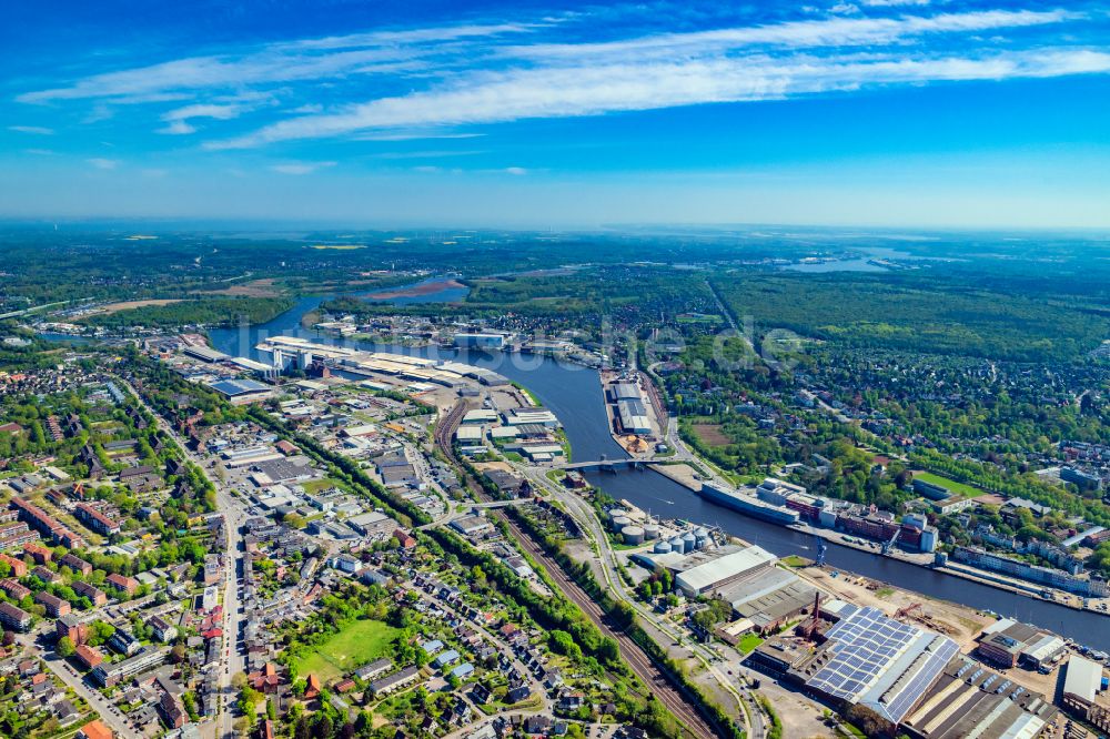 Lübeck von oben - Kanalverlauf und Uferbereiche der Untertrave in Lübeck im Bundesland Schleswig-Holstein