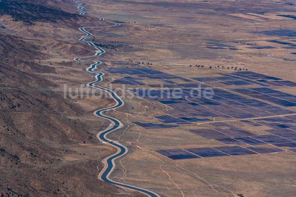 Luftbild Lancaster - Kanalverlauf und Uferbereiche des Verbindungskanales California Aqueduct in Lancaster in Kalifornien, USA