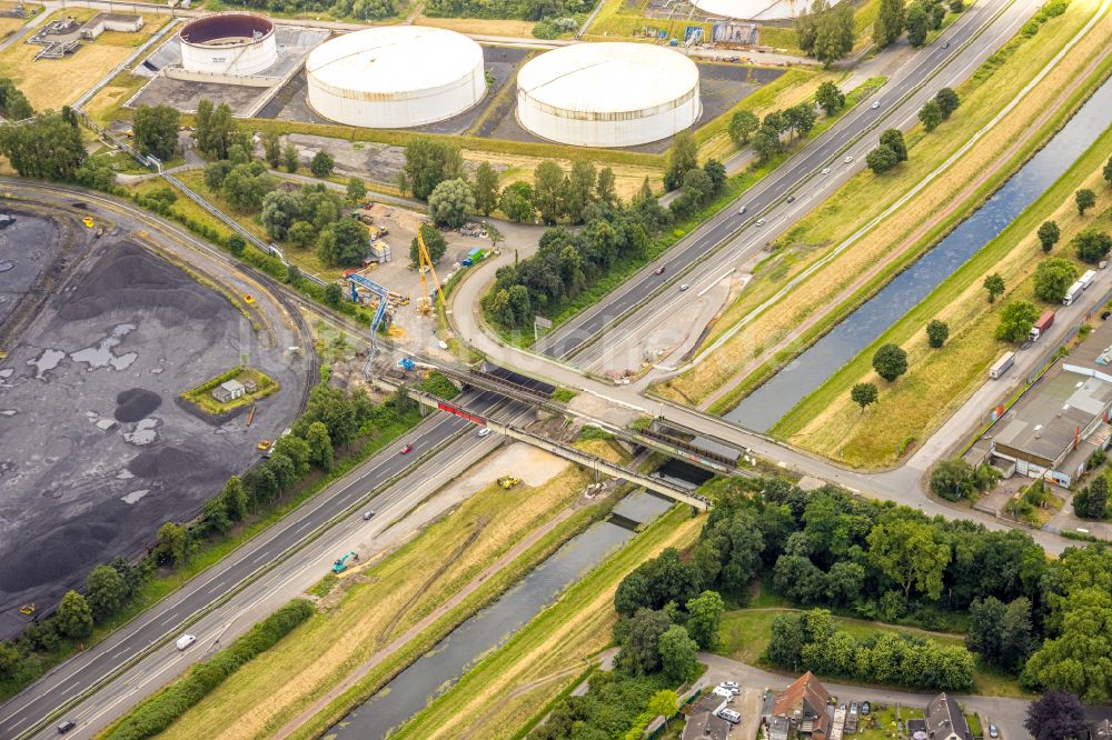 Luftbild Bottrop - Kanalverlauf und Uferbereiche des Verbindungskanales der Emscher in Bottrop im Bundesland Nordrhein-Westfalen, Deutschland