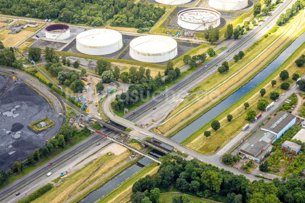 Luftaufnahme Bottrop - Kanalverlauf und Uferbereiche des Verbindungskanales der Emscher in Bottrop im Bundesland Nordrhein-Westfalen, Deutschland