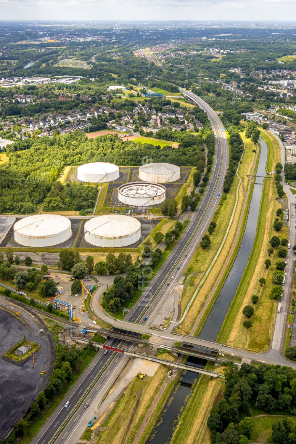 Bottrop aus der Vogelperspektive: Kanalverlauf und Uferbereiche des Verbindungskanales der Emscher in Bottrop im Bundesland Nordrhein-Westfalen, Deutschland