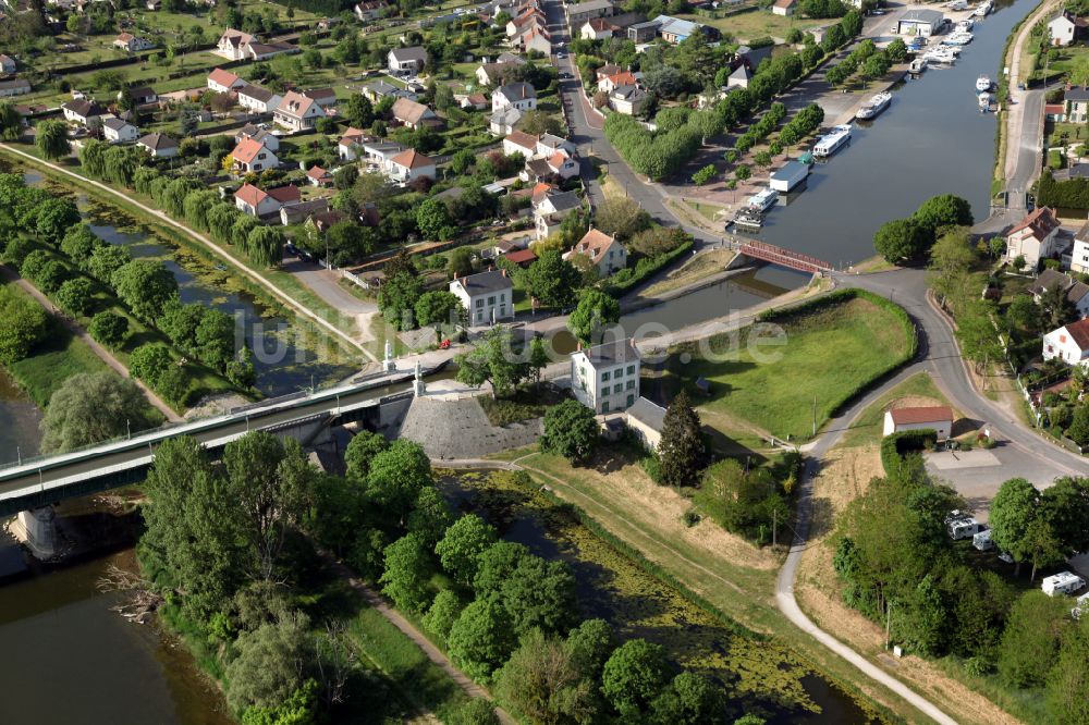 Luftaufnahme Briare - Kanalverlauf und Uferbereiche des Verbindungskanales Kanalbrücke Briare in Briare in Centre-Val de Loire, Frankreich