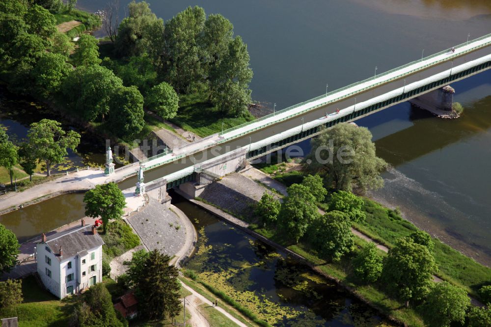 Briare von oben - Kanalverlauf und Uferbereiche des Verbindungskanales Kanalbrücke Briare in Briare in Centre-Val de Loire, Frankreich