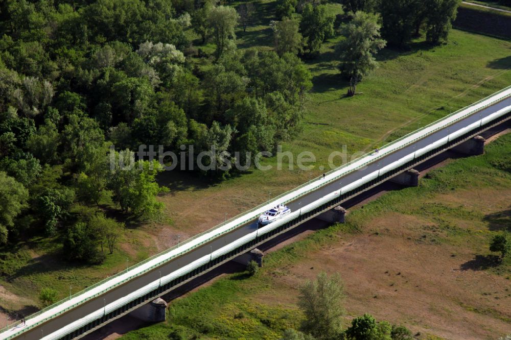 Luftbild Briare - Kanalverlauf und Uferbereiche des Verbindungskanales Kanalbrücke Briare in Briare in Centre-Val de Loire, Frankreich