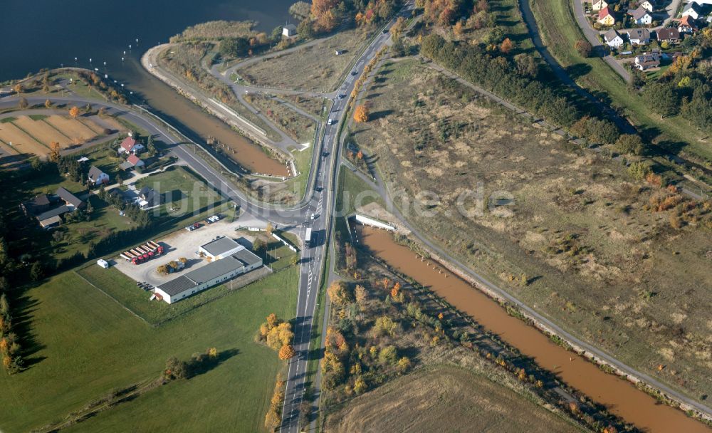 Luftaufnahme Senftenberg - Kanalverlauf und Uferbereiche des Verbindungskanales Koschener Kanal in Senftenberg im Bundesland Brandenburg, Deutschland