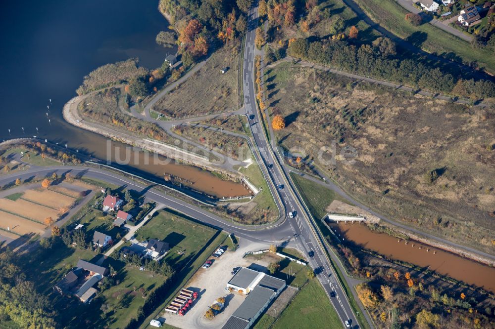 Senftenberg von oben - Kanalverlauf und Uferbereiche des Verbindungskanales Koschener Kanal in Senftenberg im Bundesland Brandenburg, Deutschland