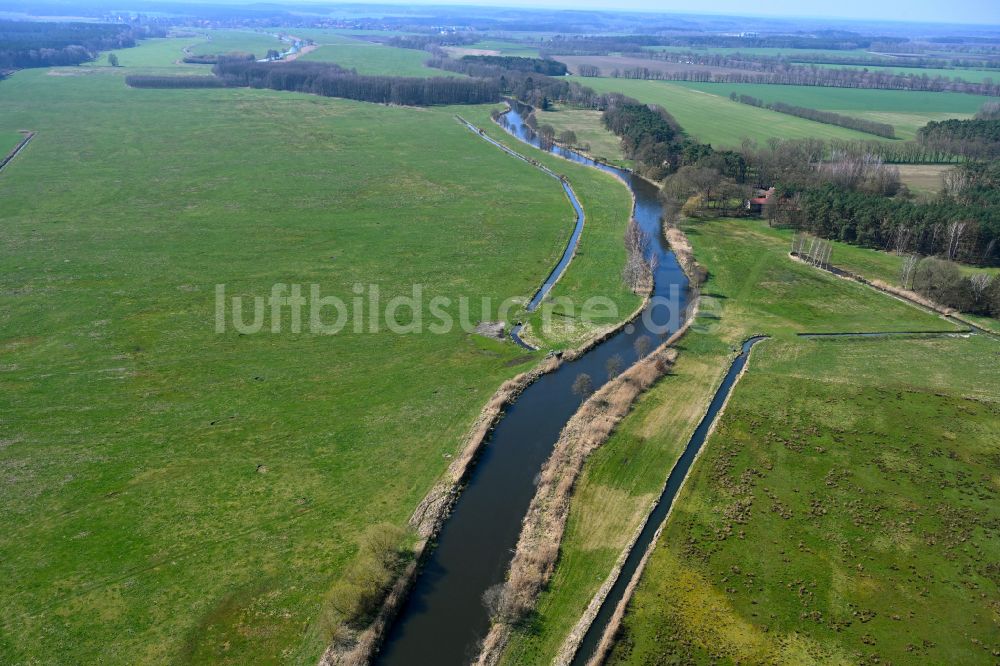 Eldena aus der Vogelperspektive: Kanalverlauf und Uferbereiche des Verbindungskanales MEW Müritz- Elde- Wasserstraße in Eldena im Bundesland Mecklenburg-Vorpommern, Deutschland