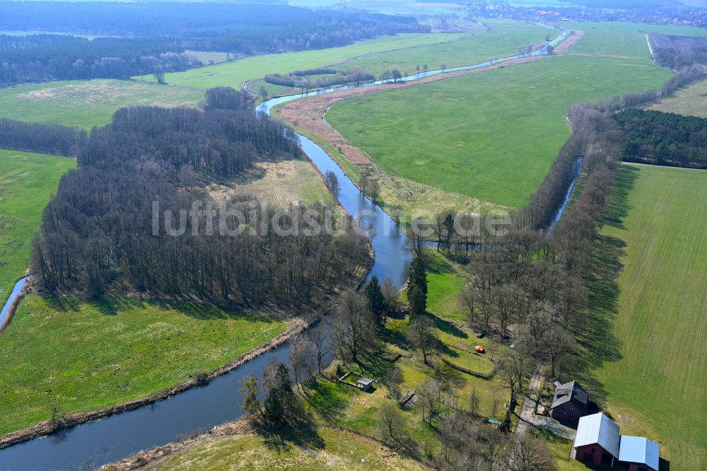 Luftaufnahme Eldena - Kanalverlauf und Uferbereiche des Verbindungskanales MEW Müritz- Elde- Wasserstraße in Eldena im Bundesland Mecklenburg-Vorpommern, Deutschland