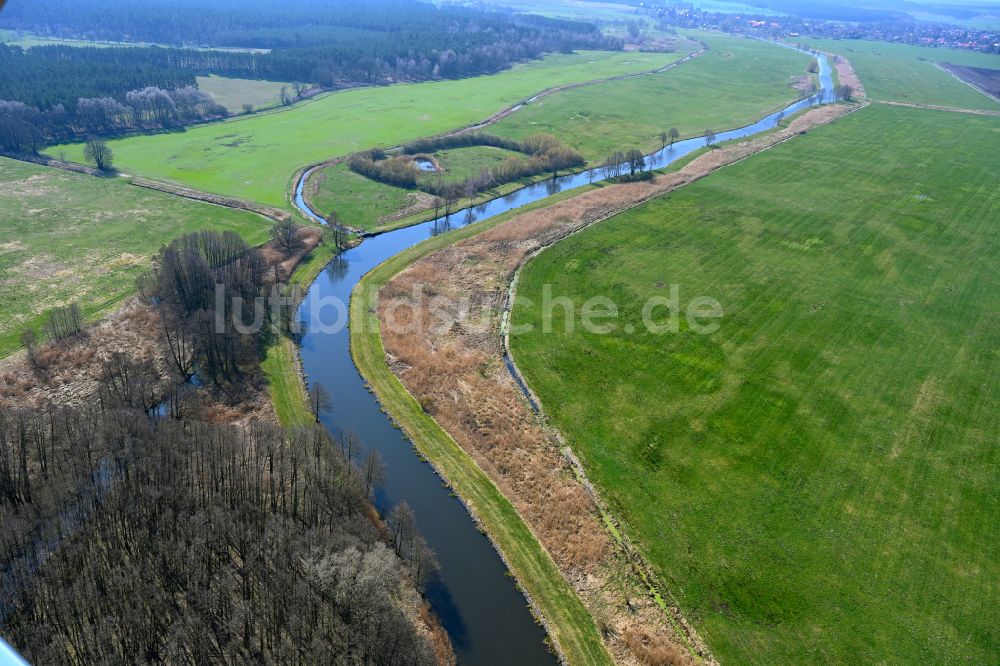 Luftaufnahme Eldena - Kanalverlauf und Uferbereiche des Verbindungskanales MEW Müritz- Elde- Wasserstraße in Eldena im Bundesland Mecklenburg-Vorpommern, Deutschland